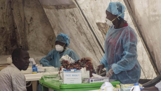 Zdravotníci v Sierra Leone odebírají krev a testují ji na přítomnost viru eboly
