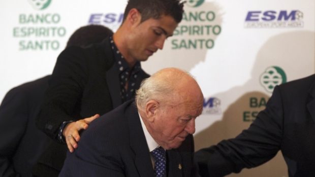 Dva symboly Realu Madrid. Cristiano Ronaldo a Alfredo Di Stéfano během předávání Zlaté kopačky v roce 2011_1857921076_GM1EA760FZ201_RTRMADP_2_SOCCER-SPAIN-DI-STEFANO.JPG