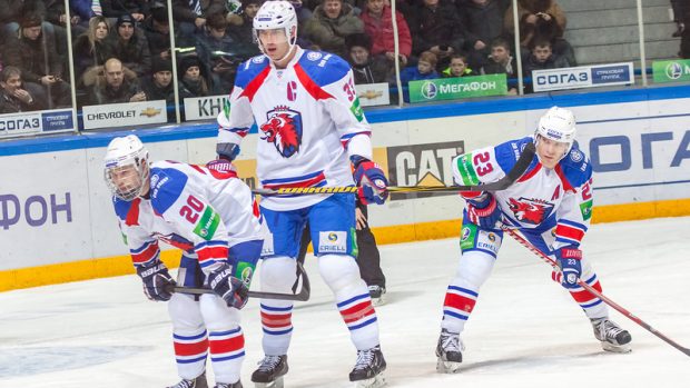 Hráči HC Lev Praha v KHL. Zleva: Petr Vrána, Ľuboš Bartečko, Zdeno Chára