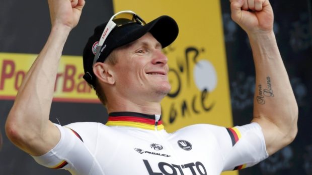 André Greipel se raduje na podiu po vítězství v 6. etapě Tour de France