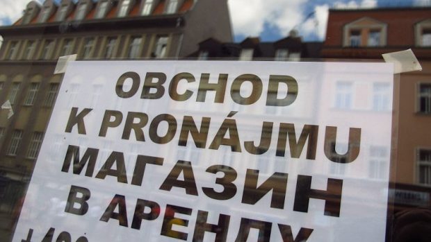 Dvojjazyčný česko-ruský nápis: Obchod k pronájmu