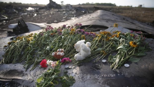 Místní obyvatelé položili květiny k troskám letounu z letu MH17