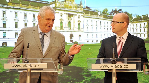 Prezident Miloš Zeman (vlevo) Bohuslav Sobotka (vpravo), Úřad vlády