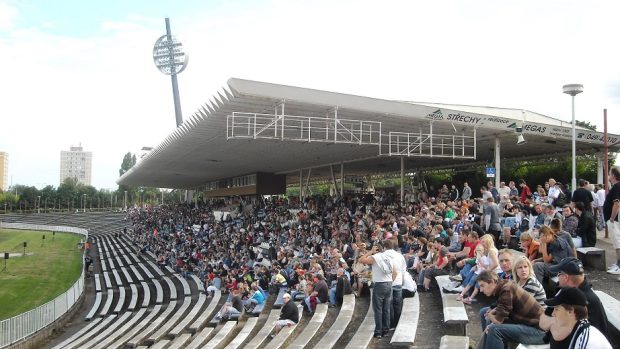 Stadion v Hradci Králové je upravován pouze postupně (archivní foto)
