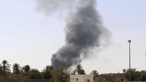 Těžké boje ozbrojených milic kousek od letiště v Tripolisu, Libye