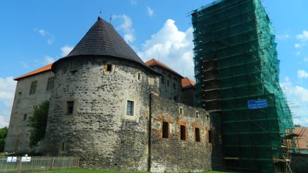 Vstupní věž švihovského hradu zakrylo lešení