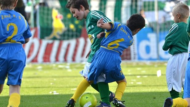 Fotbal stále patří mezi nejoblíbenější dětské sporty