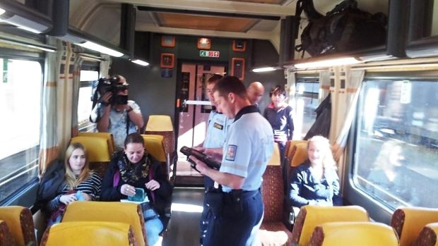 Cizinecká policie kontroluje cestující ve vlaku