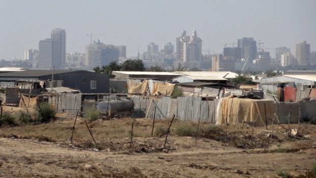 Vesnice se už několikrát posunula, aby ustoupila  rozpínajícímu se izraelskému městu