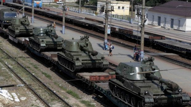 Tanky na nádraží ruského města Kamensk-Šachtinskij v Rostovské oblasti