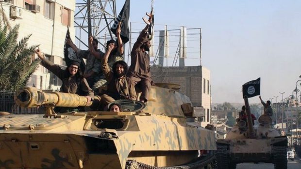 Bojovníci Al Kajdy, spojení s Islámským státem na přehlídce v Sýrii