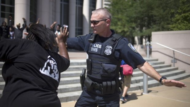 Mladí lidé kritizují přístup policie (ilustrační foto z Fergusonu)