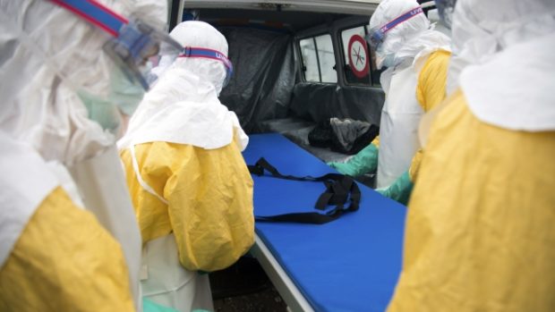 Zdravotníci se učí, jak zacházet s nakaženými ebolou