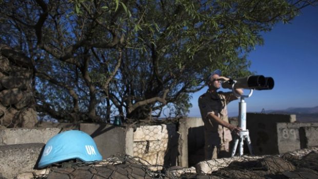 Příslušník mezinárodní pozorovací mise UNDOF pozoruje oblat Golan