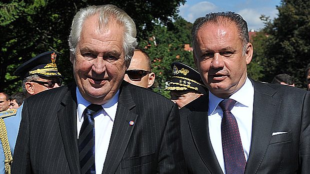 Miloš Zeman a Andrej Kiska (vpravo) při oslavě 70. výročí SNP