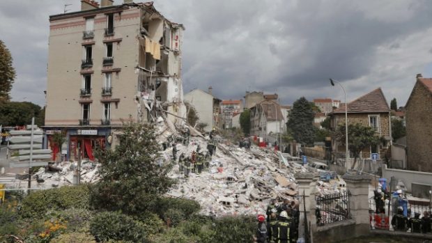Trosky domu, který se po výbuchu zřítil v Paříži. 31. 8. 2014