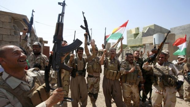 Kurdští pešmergové oslavují dobytí severoiráckého města Sulajmán Pak. To bylo 11 týdnů v rukou radikální organizace Islámský stát