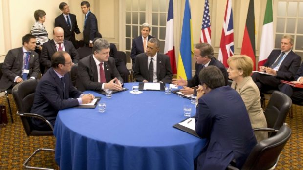 Francouzský prezident Hollande, ukrajinský prezident Porošenko, americký prezident Obama, britský premiér Cameron, německá kancléřka Merkelová a italský premiér Renzi diskutují během summitu NATO o událostech na Ukrajině