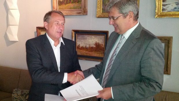 Předseda Sdružení sportovních svazů ČR JUDr. Zdeněk Ertl a předseda České unie sportu JUDr. Miroslav Jansta podepisují memorandum