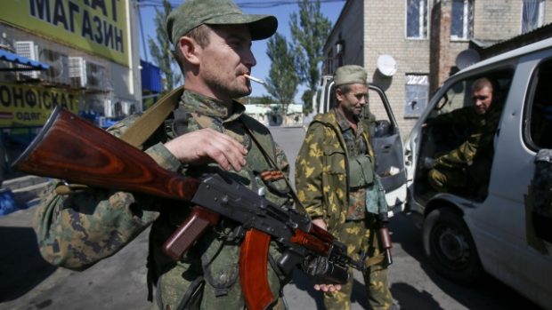 Proruští separatisté na jednom z kontrolních stanovišť v Doněcku