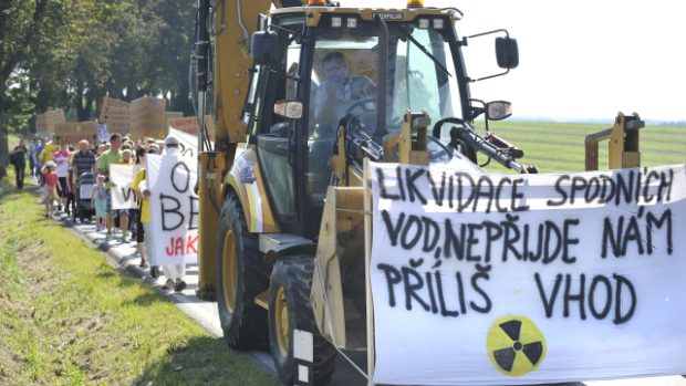 Proti těžbě uranu protestovalo v Brzkově na Jihlavsku přes sto lidí