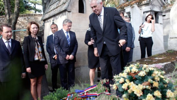 Prezident Miloš Zeman u hrobu ruské disidentky a básnířky Natálie Gorbaněvské