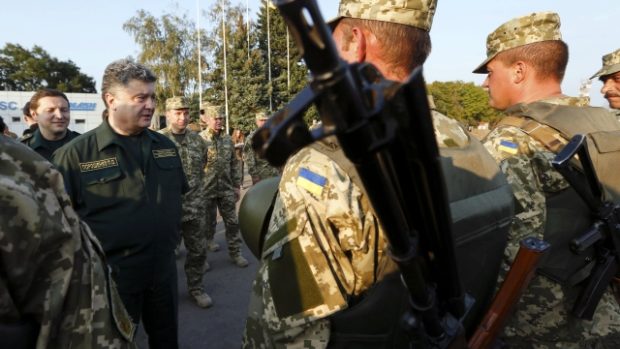 Ukrajinský prezident Petro Porošenko během návštěvy Mariupolu