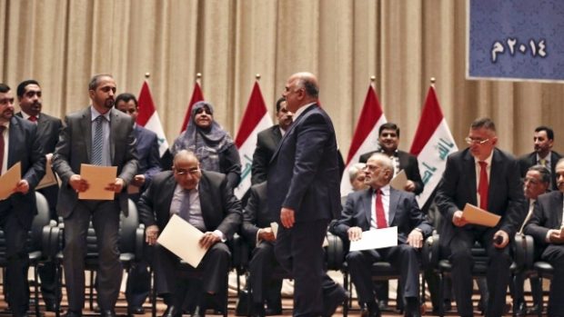 Nová irácká vláda Hajdara Abádího (uprostřed) skládá přísahu