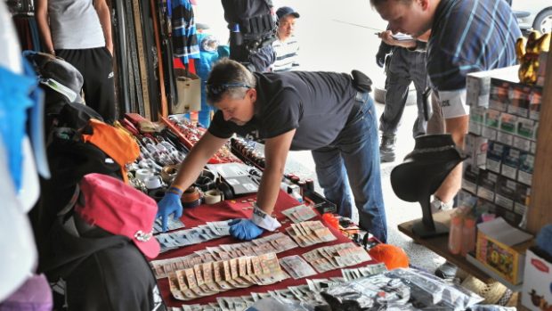 Policisté kontrolují tržnici Lipový dvůr v Aši