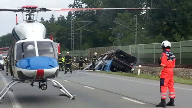 Při nehodě autobusu u Plané nad Lužnicí na Táborsku zasahovala i letecká záchranná služba