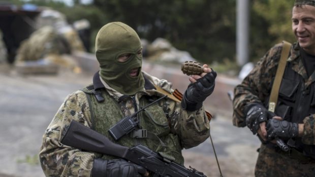 Proruští rebelové na kontrolním stanovišti poblíž Doněcku
