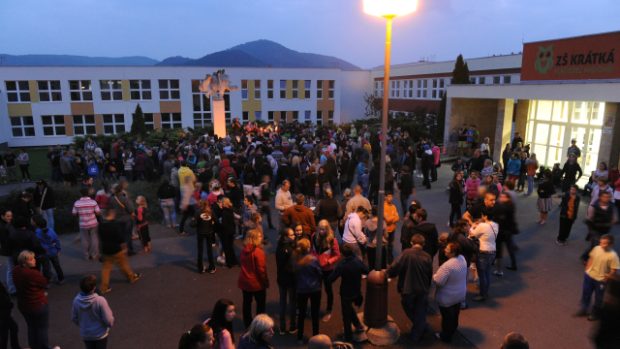 Klášterec nad Ohří. U základní školy, kterou dívka navštěvovala, se večer sešlo několik set lidí. Na místě zapalovali svíčky a pokládali květiny