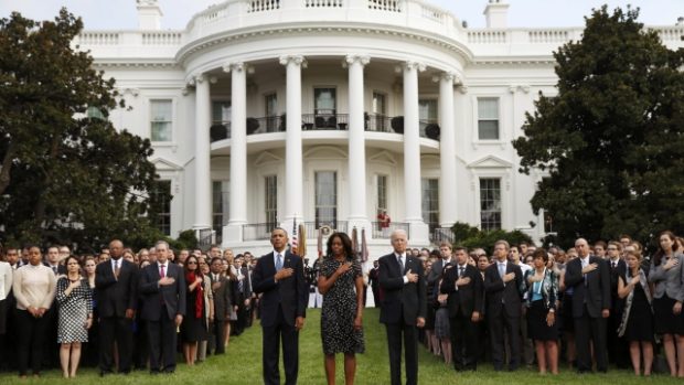 USA si připomněly 13. výročí útoků z 11. září 2001: Prezident Barack Obama s manželkou Michelle během minuty ticha u Bílého domu ve Washingtonu. 11. 9. 2014