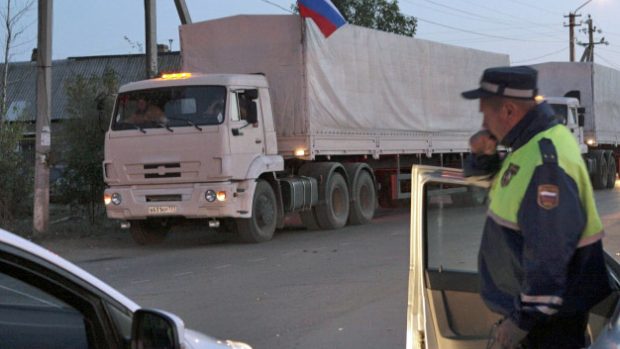 Kamiony humanitárního konvoje vyrazily z ukrajinské hranice směrem na Luhansk