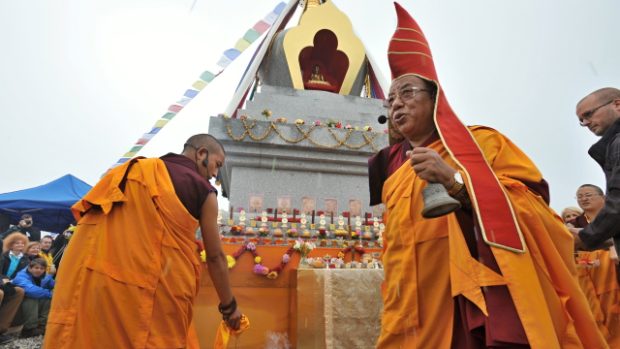 Buddhisté v Těnovicích na jižním Plzeňsku odhalili svoji první stúpu v Česku. Vpravo je lama Šerab Gjalecchen rinpočhe z Nepálu.