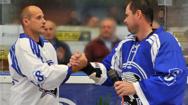 Martin Straka (v bílém) a Jaroslav Špaček se s hokejovou kariérou rozloučili exhibicí na plzeňském ledě