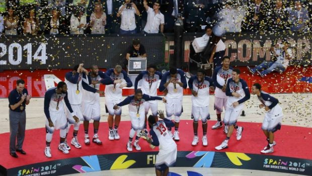 Basketbalisté USA se radují z titulu na světovém šampionátu ve Španělsku