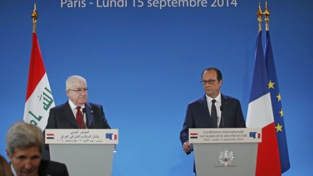 Konference o Iráku v Paříži. Na snímku u řečnických pultů zleva irácký prezident Fuád Masúm a jeho francouzský protějšek François Hollande. V popředí je vidět americký ministr zahraničí John Kerry