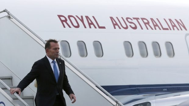 Australský premiér Tony Abbott vystupuje z letadla (snímek z Abbotovy návštěvy Indie z počátku září)
