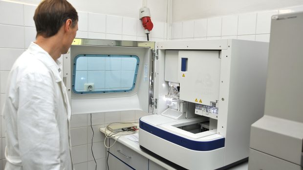 Laboratoře Státního zdravotního ústavu mají nové vybavení. Sedmnáct nových přístrojů stálo celkem osm milionů korun.