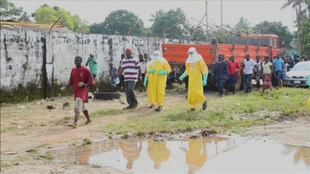 Zdravotníci s pacientem nakaženým ebolou v liberijské Monrovii