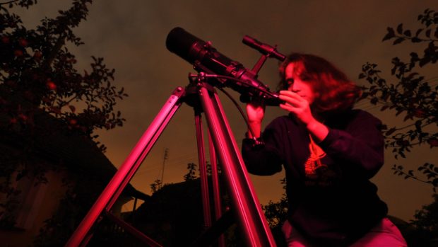 Amatérská astronomka si připravuje dalekohled k pozorování noční oblohy nedaleko Manětína