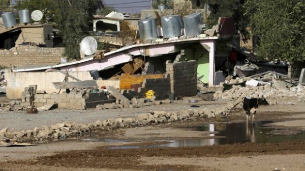 Irák. Domy nedaleko Mosúlu zničené po americkém náletu. Američané útočí na pozice radikálů z Islámského státu