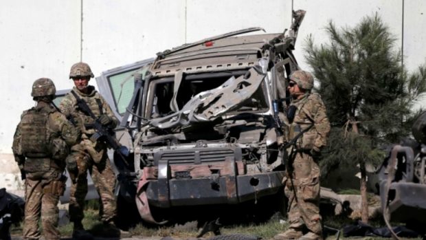 Američtí vojáci u poškozeného vozidla na místě sebevražedného útoku v Kábulu