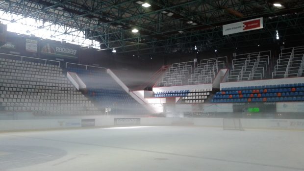 Mlha na olomouckém zimním stadionu komplikuje tréninky a také regulérnost zápasů