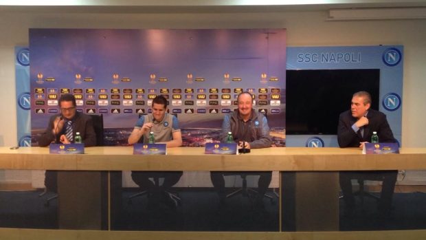 Rafael Benítez (druhý zprava) označil na tiskové konferenci Spartu za historicky nejúspěšnější český tým
