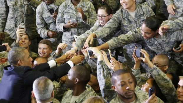 Prezident Barack Obama se zdraví s americkými vojáky na základně v Tampě