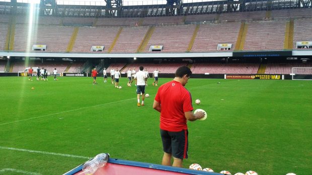 Fotbalisté Sparty se seznamují s trávníkem největšího sportovního areálu v Neapoli