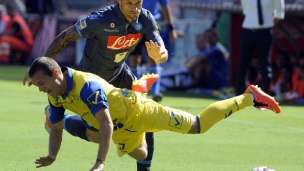V posledním utkání před čtvrtečním zápasem se Spartou prohrála Neapol s Chievem Verona (nahoře neapolský Cristian Maggio, dole padající Dejan Lazerevič)