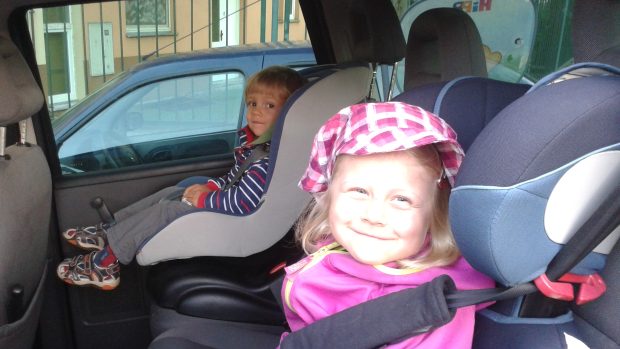 U školky na Střekově v Ústí nad Labem policisté kontrolovali, jestli rodiče vozí i na krátkou vzdálenost děti připoutané v autosedačkách